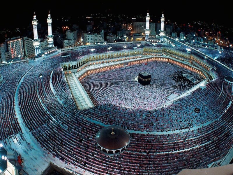 Vue nocturne de la Grande Mosquée de La Mecque avec des milliers de pèlerins autour de la Kaaba pendant le Hajj
