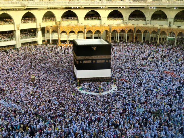 Les 7 Erreurs Fréquentes Pendant le Tawaf : Guide Complet Pour Un Rituel Conforme à la Sunna